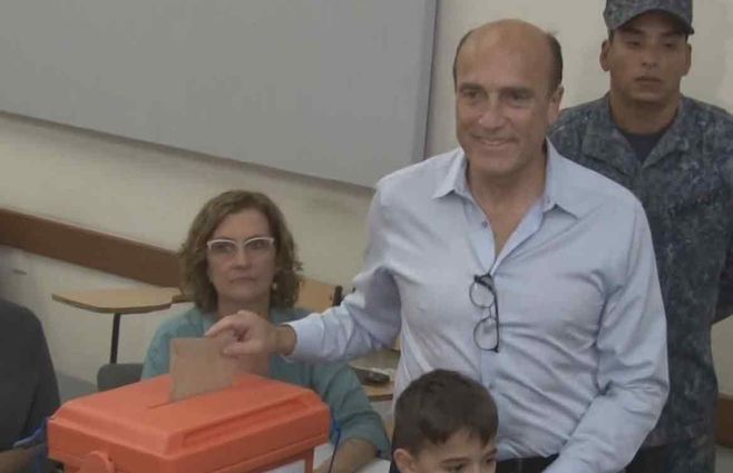 Daniel Martínez vota en el balotaje de noviembre de 2019.