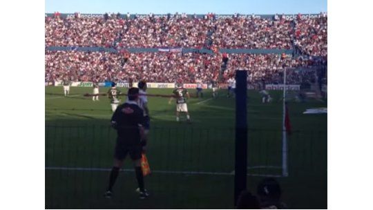 Gol casi olímpico que el juez no le cobró a El Chino Recoba