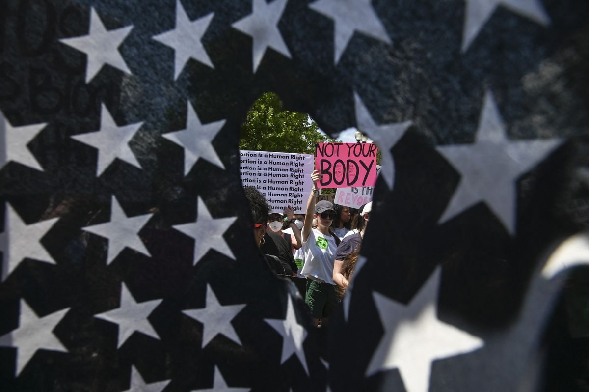 Los manifestantes por el derecho al aborto asisten a una manifestación frente a la Corte Suprema de EE. UU. en Washington, DC, el 25 de junio de 2022, un día después de que la Corte Suprema anulara el derecho al aborto. Foto: AFP.&nbsp;
