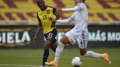 Ronald Araujo lucha con Enner Valencia en partido por eliminatorias jugado en Quito en octubre de 2020