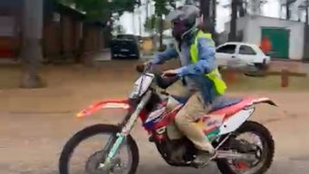 lacalle pou en moto: asi comenzo el examen para renovar la libreta en rocha