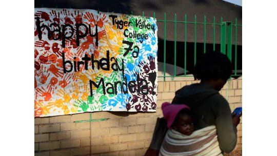 Mandela cumple 95 años y mejora regularmente según los médicos