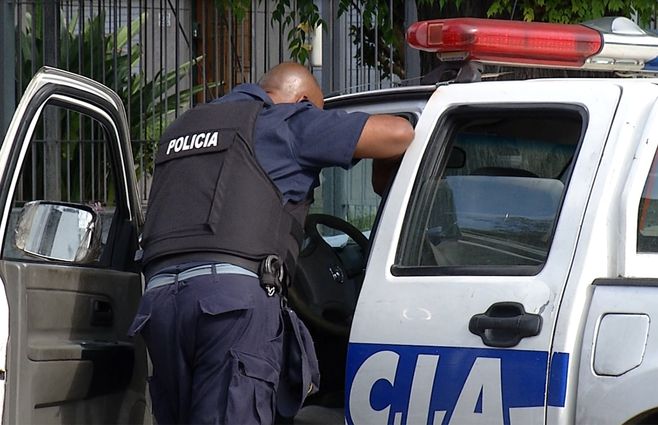 policia-patrullero-efectivo-camioneta.jpg