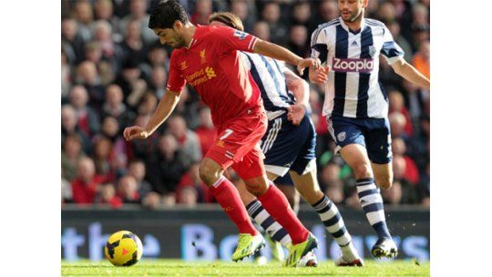 Luis Suárez marcó triplete para la victoria de Liverpool
