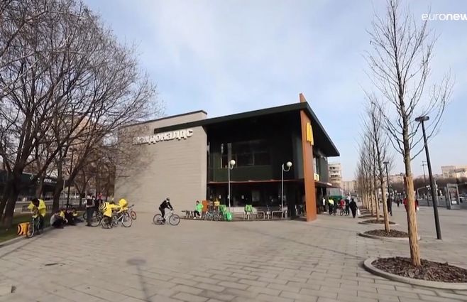 Marcas emblemáticas de Estados Unidos anuncian su retirada de Rusia.