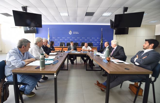 Reunión de este lunes 13 de marzo en el Ministerio del Interior. Gustavo Leal y Andrés Ojeda en primer plano. Foto: FocoUy.