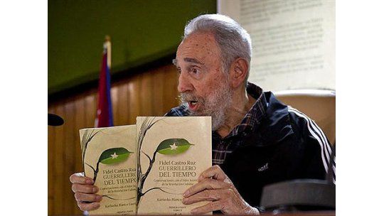 Fidel Castro reapareció en público y presentó libro de memorias