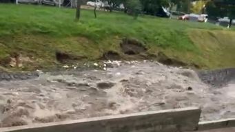 bomberos y policias buscan a una persona que habria sido arrastrada por la corriente en el arroyo malvin