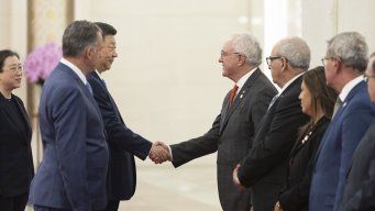 Canciller de Uruguay Mario Lubetkin saluda a Xi Jinping, acompañado del presidente Orsi. Foto: Presidencia.
