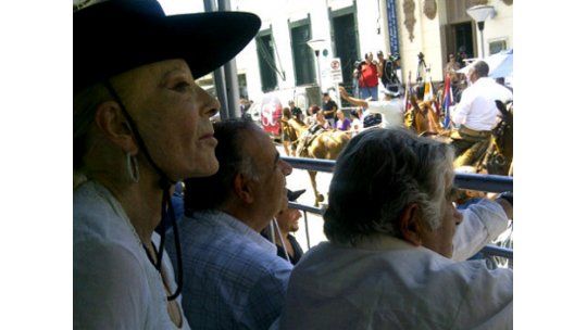 Más de 4.000 jinetes participaron en desfile de la Patria Gaucha