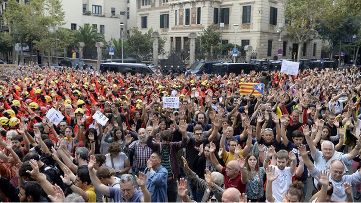 Decenas de miles protestan contra la violencia policial en Barcelona