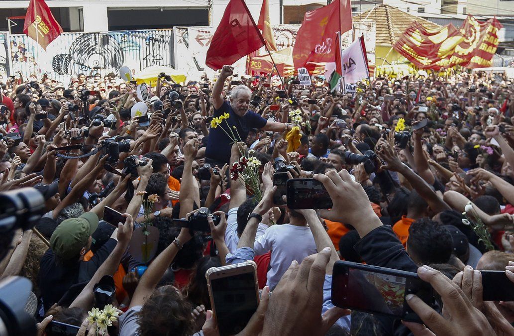 LULA-EN-ANDAS-GENTE-AFP.jpg