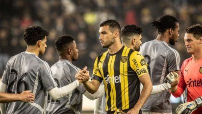 Tito Formiliano, capitán aurinegro, saluda a los jugadores de Los Ángeles F.C.