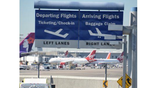 Un policía muerto tras tiroteo en aeropuerto de Los Ángeles