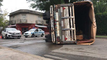 investigan accidente entre auto y camion: los ocupantes se dieron a la fuga