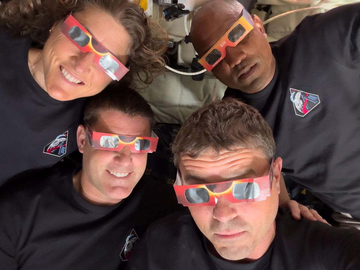 Una selfie de los cuatro astronautas utilizando lentes para eclipes, producidos por la NASA.&nbsp;Crédito: NASA.&nbsp;