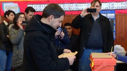 Foto: Carlos Iafigliola en el momento de votar el domingo.