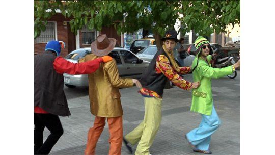 Original campaña en la calle por el consumo de alcohol el 24
