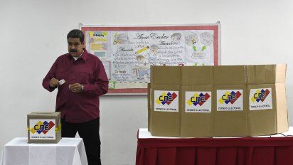 El presidente venezolano Nicolás Maduro deposita su voto en las elecciones de mayo de 2018.