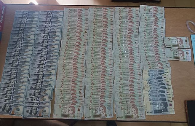 Foto cedida a Subrayado. Dólares y pesos incautados al delincuente.
