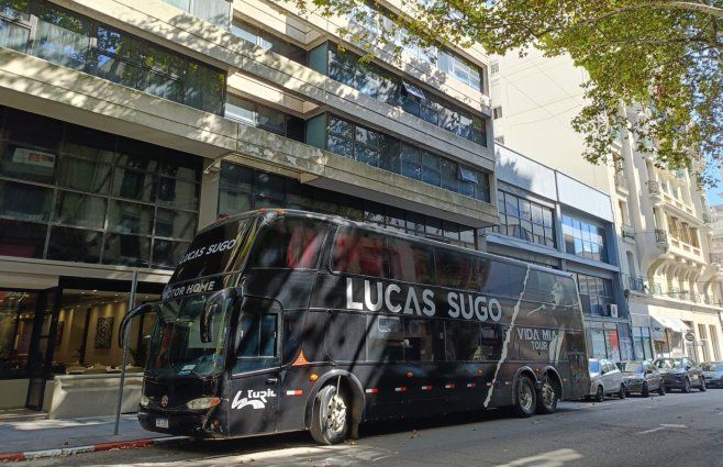 Foto: Miguel Chagas, Subrayado. Ómnibus frente a hotel en el Centro de Montevideo.