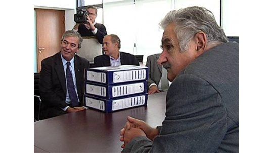 Heber se reunió con Mujica pero criticó los nuevos impuestos