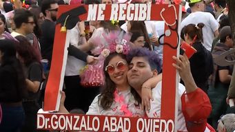 unos 800 medicos se recibieron este ano: no pense que iba a llegar a este dia, dijo un joven en parque batlle