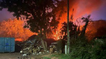 El incendio de chatarra y basura en Villa Creso, Toledo, Canelones. Foto: enviada a Subrayado por una vecina del barrio.