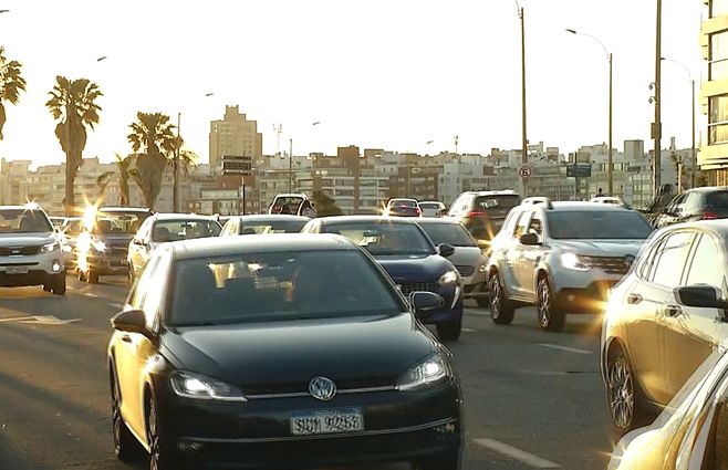 autos-rambla-montevideo-transito.jpg