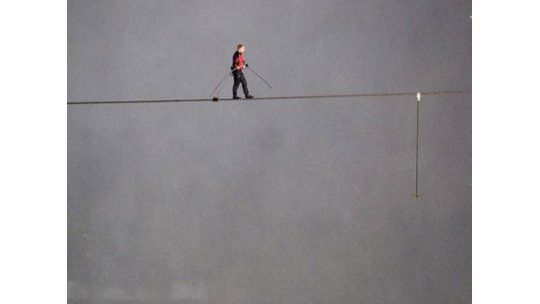 Hombre cruza las cataratas del Niágara sobre un cable