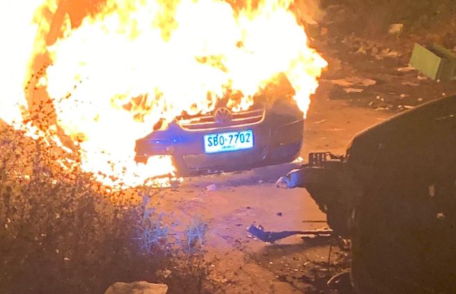 Foto: Luego de atacar al policía de la Republicana, en la pasada medianoche, los delincuentes incendiaron el auto que habían robado.