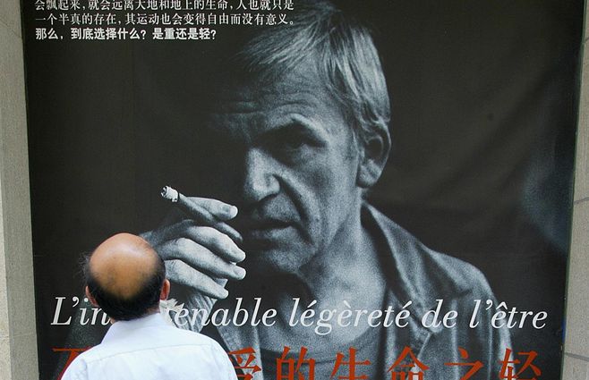 Afiche sobre La irresistible levedad del ser (2003), novela que tuvo su versión cinematográfica en 1988. Trata de la invasión soviética de Checoslovaquia en 1968, un escenario para contar la historia de un cirujano y las mujeres en su vida.