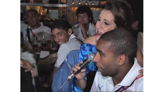 Alexis Rolín la rompió en Manchester, pero cantando