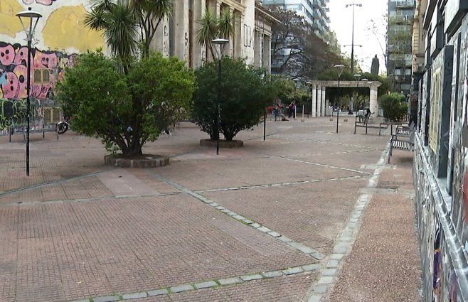 Foto: Subrayado. Callejón de la facultad de Derecho, en inmediaciones de 18 de Julio y Tristán Narvaja.