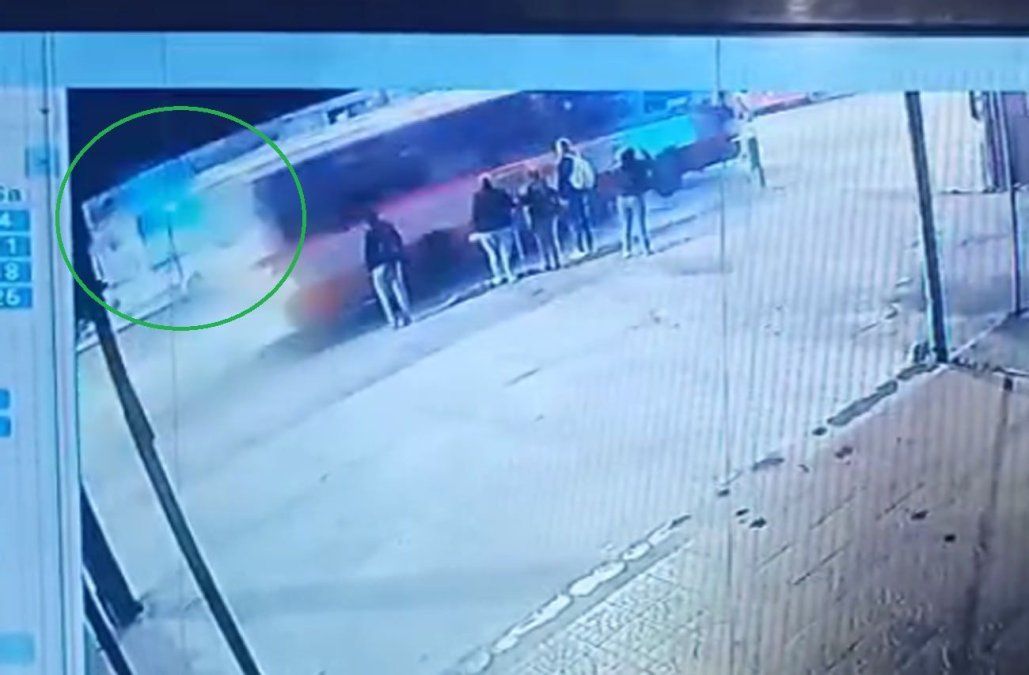 Ómnibus cruzó semáforo en rojo en Camino Maldonado y atropelló a una adolescente, que está grave