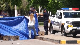 siniestro en paysandu: joven motociclista murio tras chocar contra camion con zorra, caer y ser atropellado