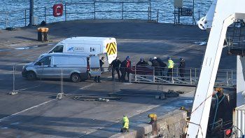 El cuerpo de Emiliano Sala es retirado desde el puerto de Weymouth.