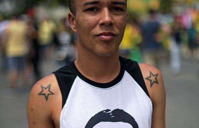 Bolsonaro, un che de ultraderecha que mira al mundo desde las remeras militantes 