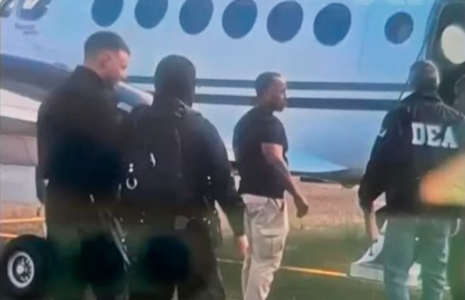 Foto: Bolivia TV Oficial. Sebastián Marset en aeropuerto de Santa Cruz de la Sierra, siendo llevado a La Paz.