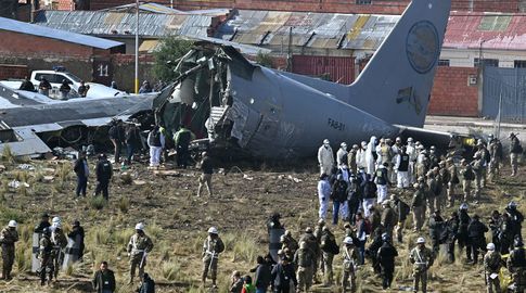 Al menos 20 muertos al estrellarse un avión militar de Bolivia que transportaba dinero en efectivo. Foto: AFP Al menos 20 muertos al estrellarse un avión militar de Bolivia que transportaba dinero en efectivo. Foto: AFP