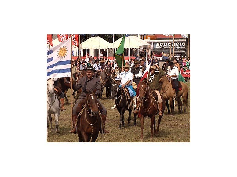 Potros y jinetes comenzaron a medir fuerzas en Criolla del Prado