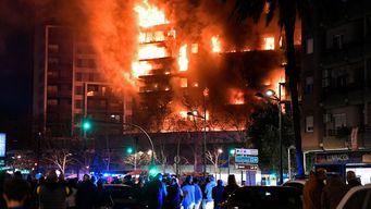 impresionante incendio consumio por completo dos edificios: cuatro muertos y varios desaparecidos