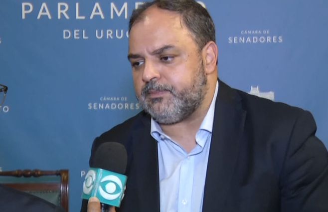 charles-carrera--parlamento.jpg