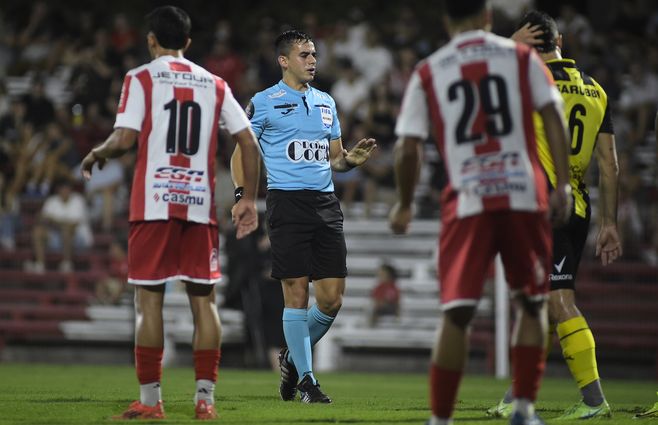 Peñarol y River Plate se enfrentan en el Parque Saroldi por el Torneo Apertura. Foto: Foco UY