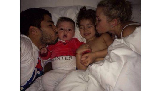Suárez comienza la jornada mostrando la intimidad de su familia