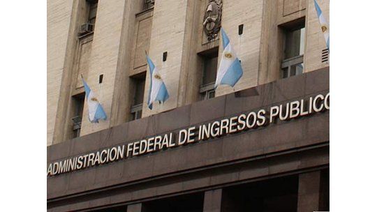 Argentina impone 15% de recargo a compras con tarjeta en exterior