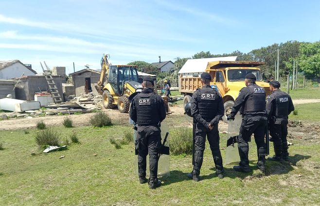 Foto: Willan Dialutto, Subrayado. Demolición en Barra de Valizas este viernes.