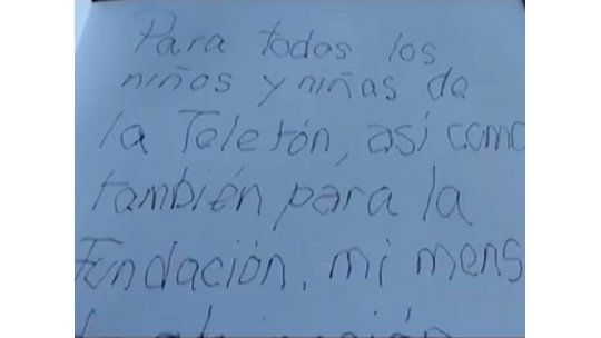 Famosos escribieron mensajes para Teletón con su mano no hábil