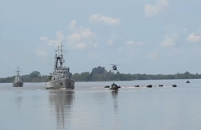 armada-barcos-lanchas-mar.jpg