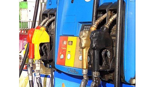 Cuestionan por escasa la rebaja de los combustibles